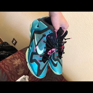 Shoes size 10 and pants medium